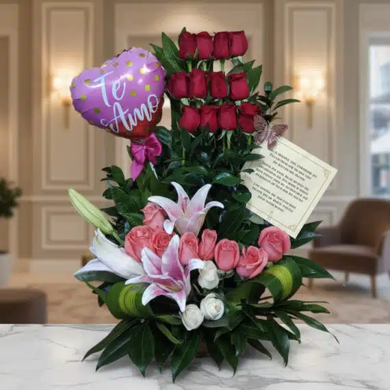 Arreglo Floral Exótico Primaveral: Lirios, Rosas y Globo ‘Te Amo’ Arreglo floral exótico primaveral con lirios blancos y rosas rosadas, rosas rojas en la parte superior, globo de corazón 'Te