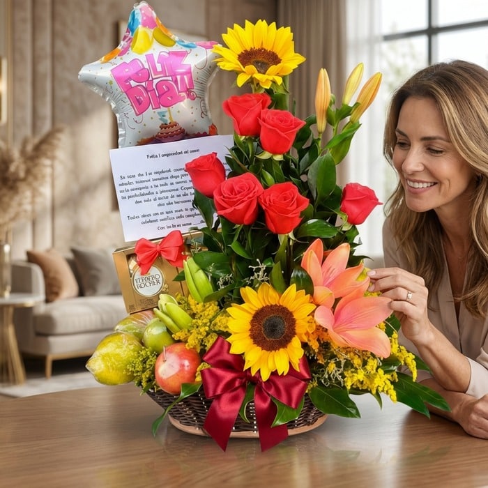 arreglo floral frutas kiwano mujer admirando tplpy