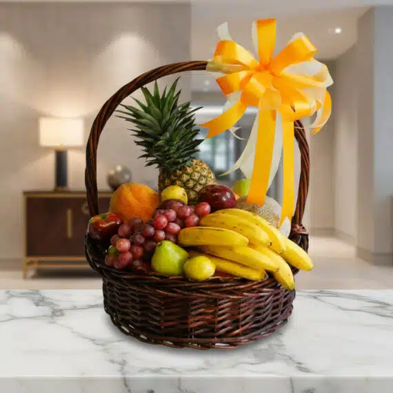 Canasta de frutas Sirio con piña, uvas, manzanas, plátanos y melón, sobre mármol pulido en un entorno de lujo, ideal para reg