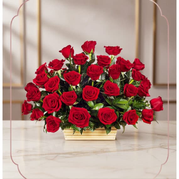 Cesta de Rosas GIOIA: 40 Flores Rosadas para Regalar con Elegancia Cesta de Rosas GIOIA con 40 flores rosadas, arreglo floral elegante sobre mesa de mármol con fondo sofisticado y luz cálida.