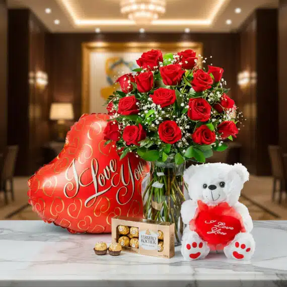 Jarrón Dulce Amor: Rosas Rojas, Osito y Chocolates para Regalar Jarrón Dulce Amor con rosas rojas frescas, un osito de peluche blanco con corazón rojo, chocolates Ferrero Rocher y un globo