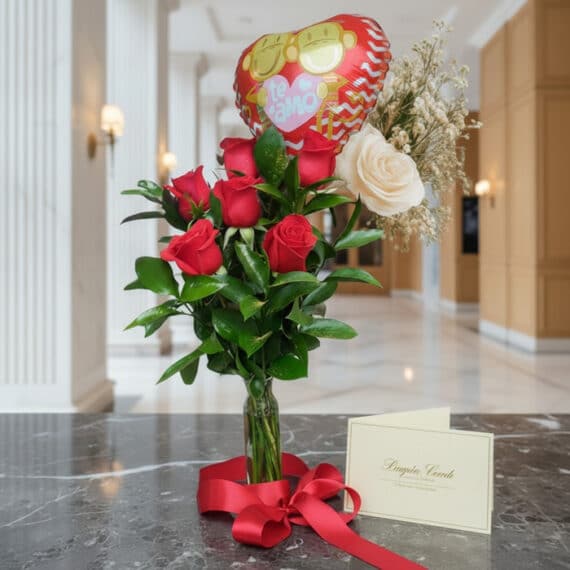 Arreglo floral Solitario con Rosas Me Enamoras, con rosas rojas y una rosa blanca, globo de corazón 'Te Amo' y tarjeta de reg